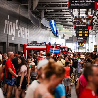Familientag am Nürburgring im ring°boulevard mit zahlreichen Besuchern, Familien und Mitmachaktionen.