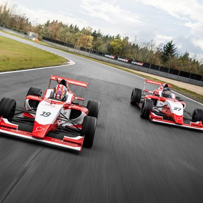 Zwei Formel-Rennwagen auf der Rennstrecke des Nürburgrings in voller Fahrt