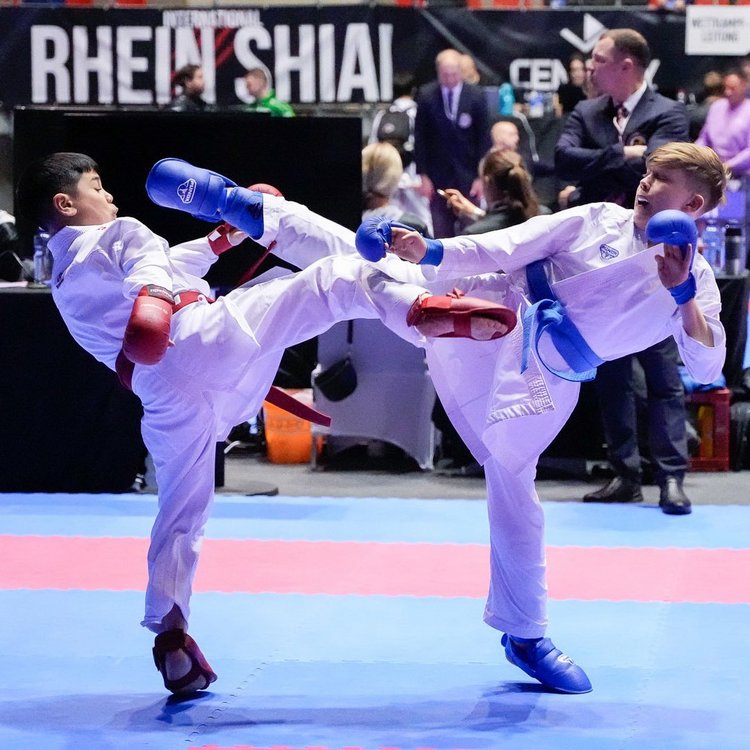 Zwei junge Karateka im Kampf beim Internationalen Rhein Shiai 2026 in der ring°arena Nürburgring