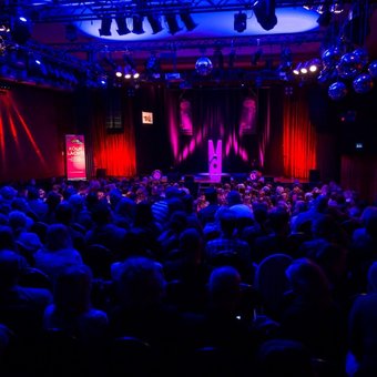 Publikum im Bitburger Event Center am Nürburgring wartet auf den Start der NightWash Comedy Show