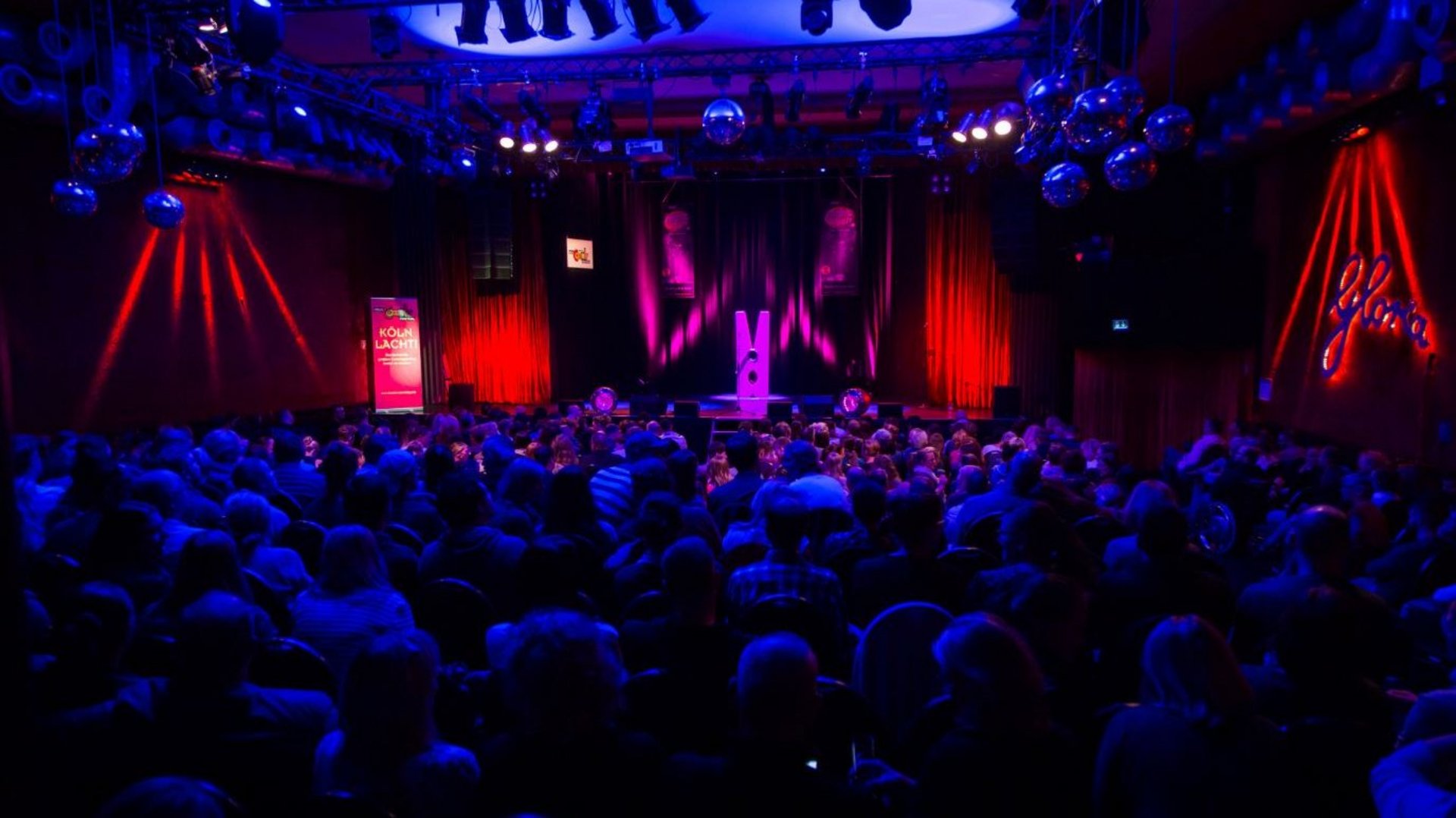Publikum im Bitburger Event Center am Nürburgring wartet auf den Start der NightWash Comedy Show