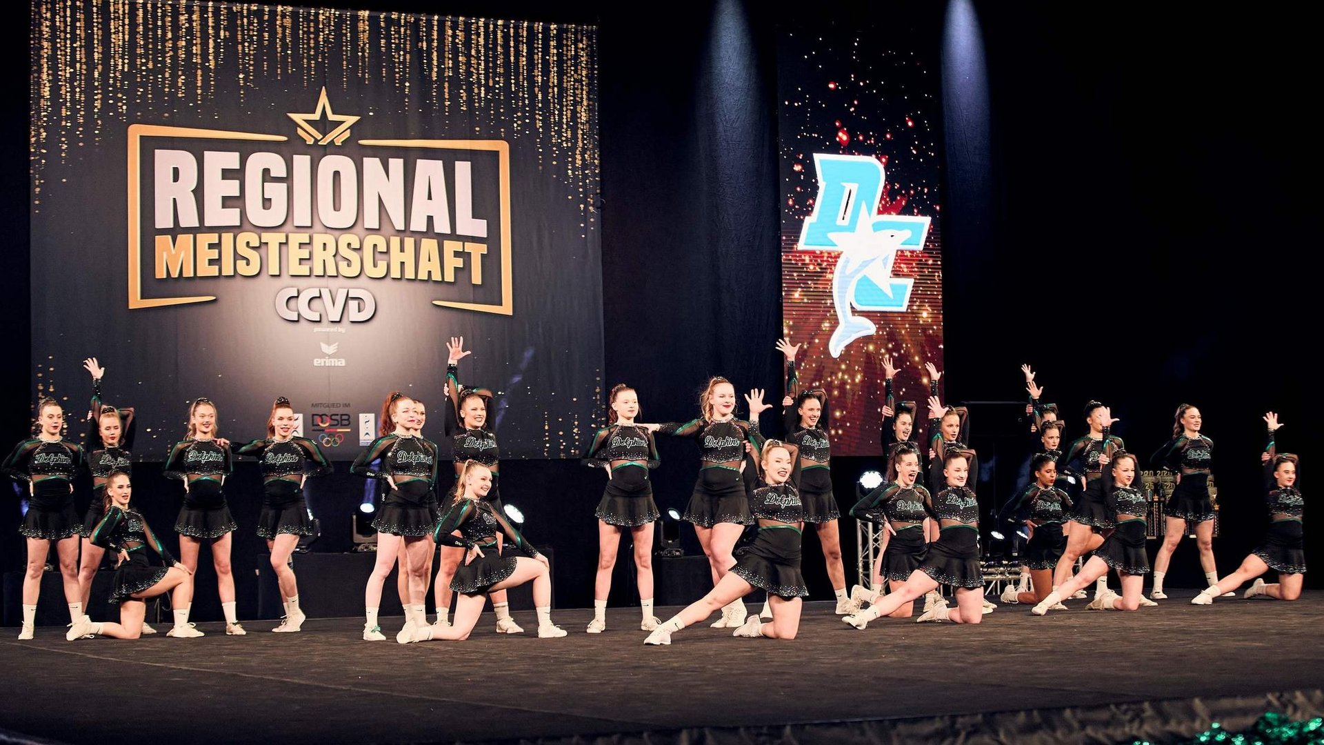 Cheerleading-Team bei der Regionalmeisterschaft des CCVD am Nürburgring auf der Bühne