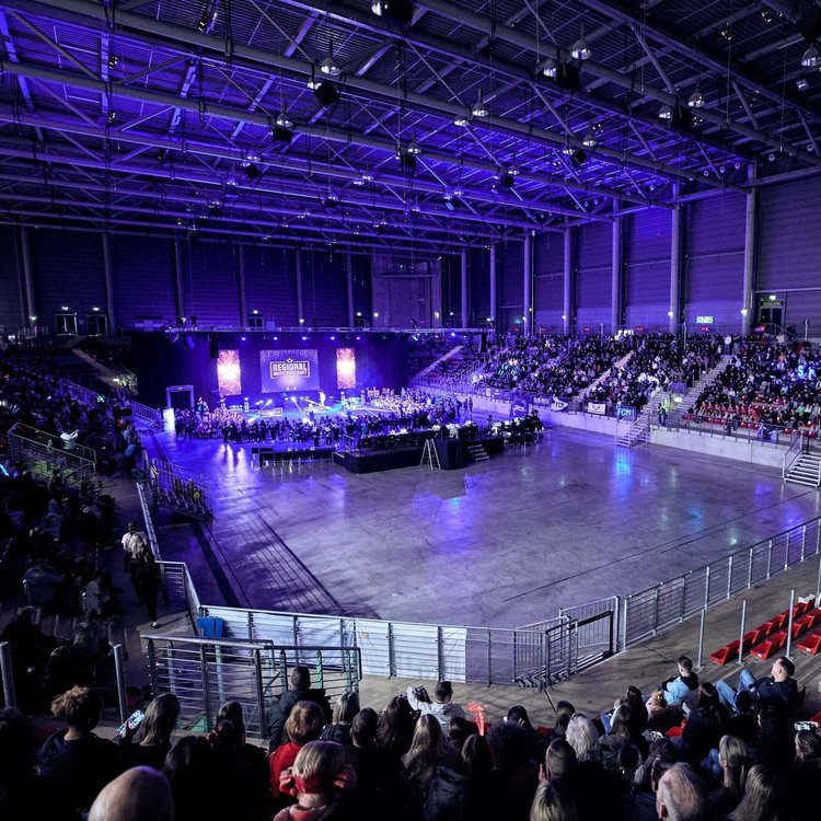 Cheerleading-Landesmeisterschaft in der Nürburgring Arena mit vollen Zuschauertribünen