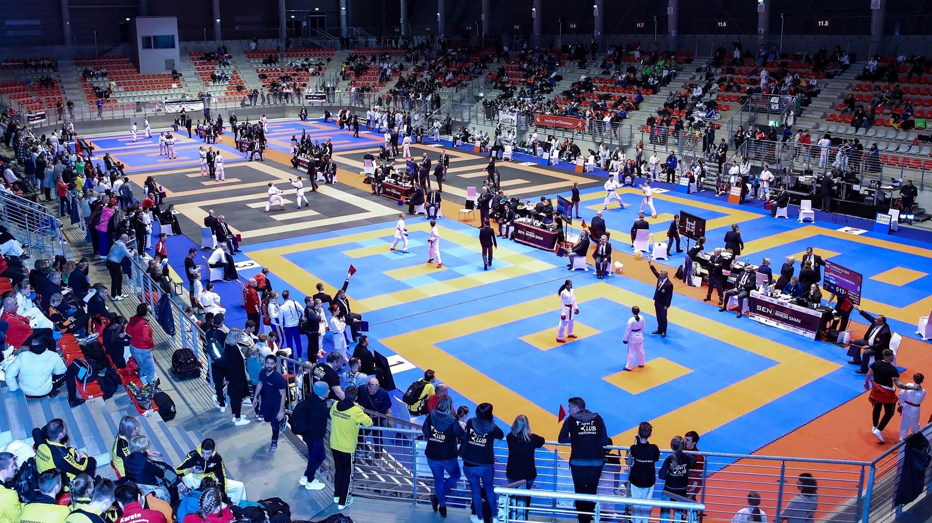 Karatekämpfer und Schiedsrichter beim Internationalen Rhein Shiai in der ring°arena am Nürburgring