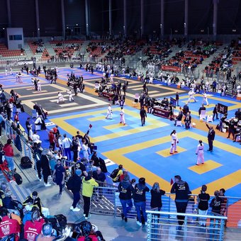 Karatekämpfer und Schiedsrichter beim Internationalen Rhein Shiai in der ring°arena am Nürburgring