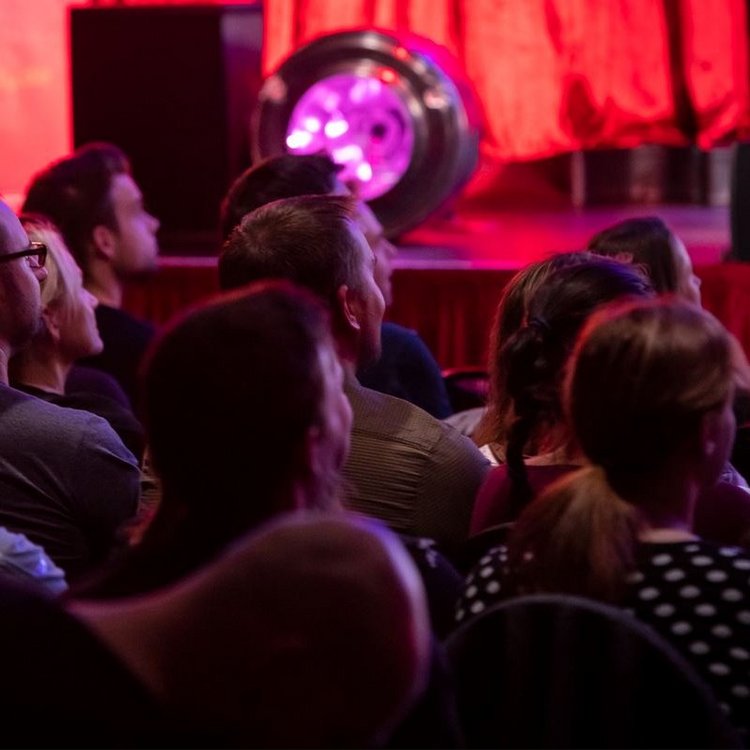 Publikum im Bitburger Event Center am Nürburgring verfolgt gespannt die NightWash Comedy Show