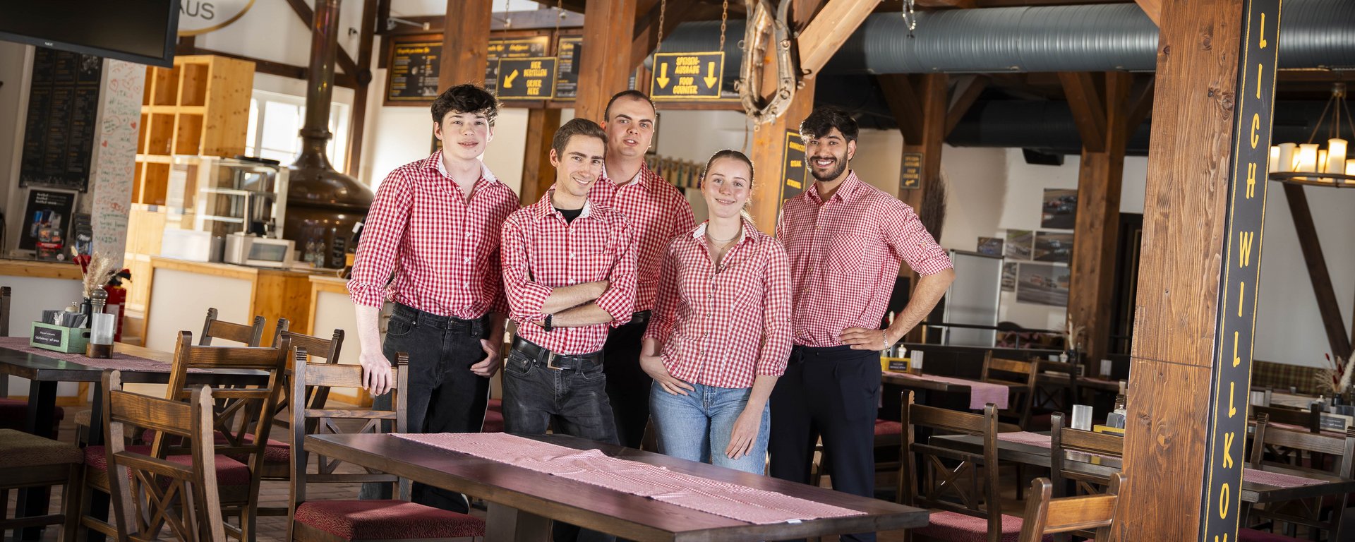 Team des Bitburger Gasthauses im Innenbereich mit traditioneller Einrichtung und freundlicher Atmosphäre.