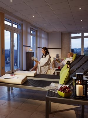 Wellnessbereich im Nürburgring Hotel mit zwei Frauen in Bademänteln beim Entspannen
