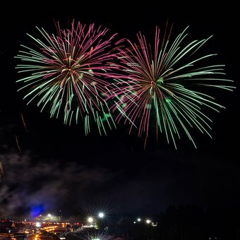 Feuerwerk über dem Nürburgring während eines großen Events mit Bühne und Besuchermenge.