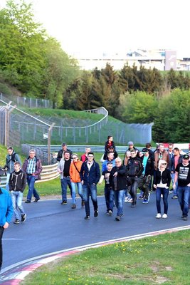 Gruppe von Besuchern beim Trackwalk auf der legendären Nordschleife am Nürburgring