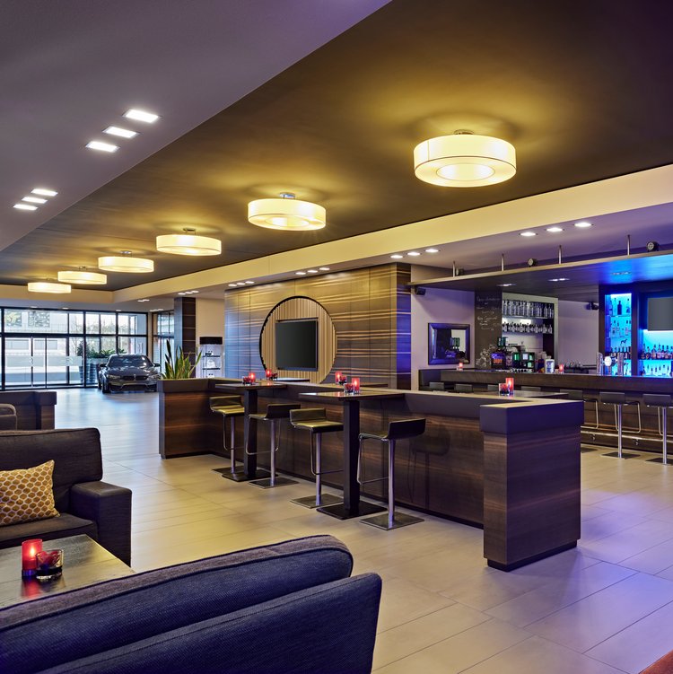 Bar im Nürburgring Congress Hotel mit moderner Beleuchtung, gemütlichen Sitzbereichen und Motorsport-Flair