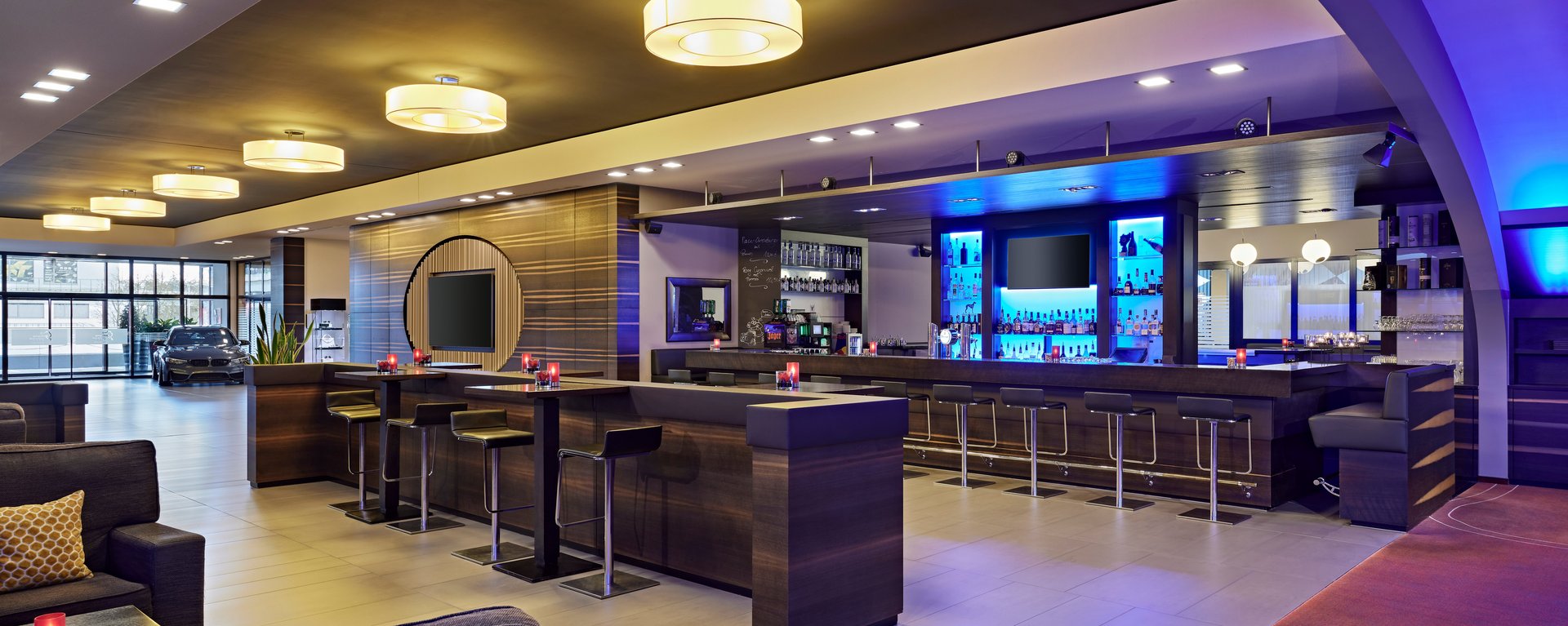 Bar im Nürburgring Congress Hotel mit moderner Beleuchtung, gemütlichen Sitzbereichen und Motorsport-Flair